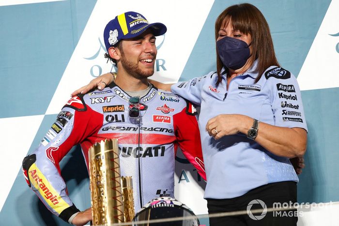 Podio: ganador Enea Bastianini, Gresini Racing y Nadia Padovani, dueña del equipo