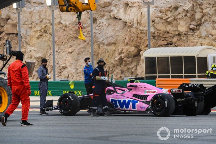 Los oficiales de pista asiste el coche de Esteban Ocon, Alpine A522
