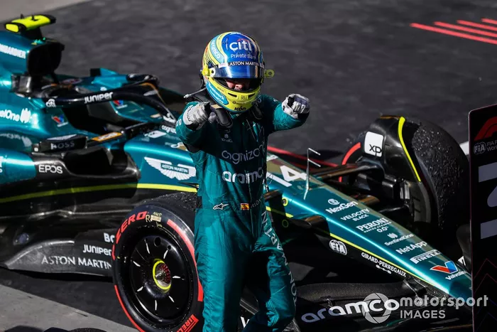 Fernando Alonso, Aston Martin F1 Team, 3ª posición, celebra su llegada al Parc Ferme