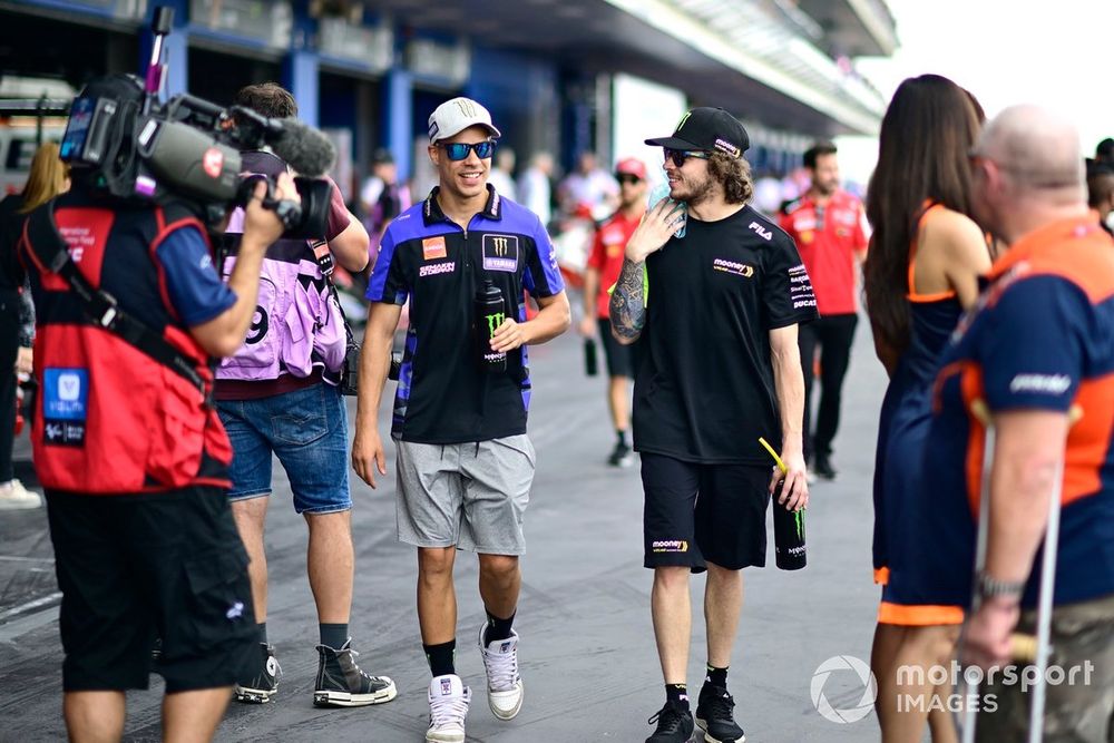 Marco Bezzecchi, VR46 Racing Team, se aplica hielo en el hombro lesionado