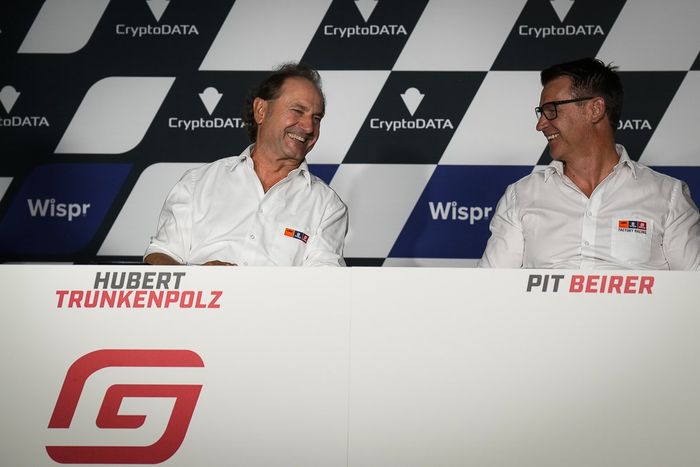 El director de GASGAS Motorsports, Pit Beirer, y Hubert Trunkenpolz, miembro de la Junta Directiva, CMO 