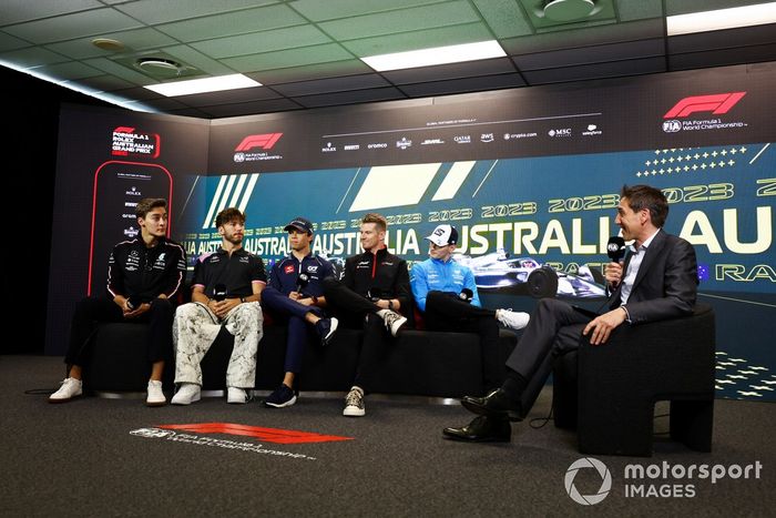 George Russell, Mercedes-AMG, Pierre Gasly, Alpine F1 Team, Nyck de Vries, Scuderia AlphaTauri, Nico Hulkenberg, Haas F1 Team y Lance Stroll, Aston Martin Logan Sargeant, Williams Racing, en rueda de prensa