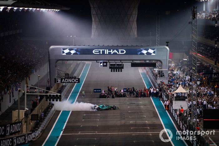 Sebastian Vettel, Aston Martin AMR22, realiza donuts en la parrilla para celebrar su última carrera en la F1