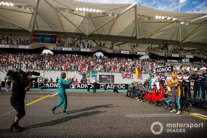 Sebastian Vettel, Aston Martin, es saludado por los otros 2022 pilotos de F1 en la parrilla