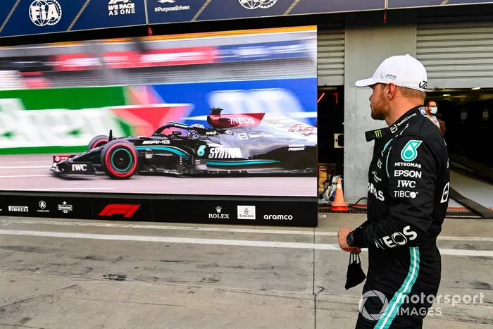 Ganador del primer puesto Valtteri Bottas, Mercedes en Parc Ferme