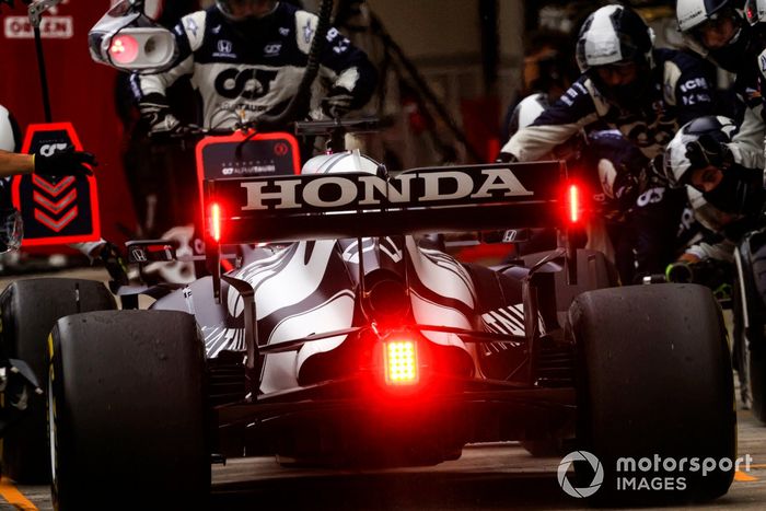 Yuki Tsunoda, AlphaTauri AT02, pit stop