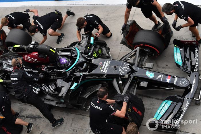 Lewis Hamilton, Mercedes W12, hace un pitstop