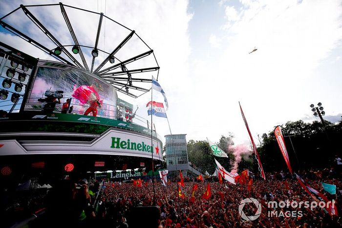 Podio: ganador de la carrera Charles Leclerc, Ferrari celebra con el trofeo