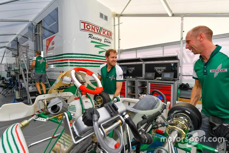 Sebastian Vettel probando con Tony Kart