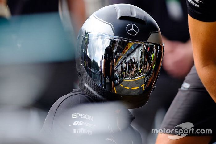Miembro del equipo Mercedes AMG F1 durante los entrenamientos de pitstop