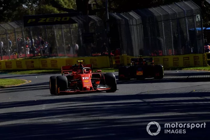 Charles Leclerc, Ferrari SF90, precede Pierre Gasly, Red Bull Racing RB15