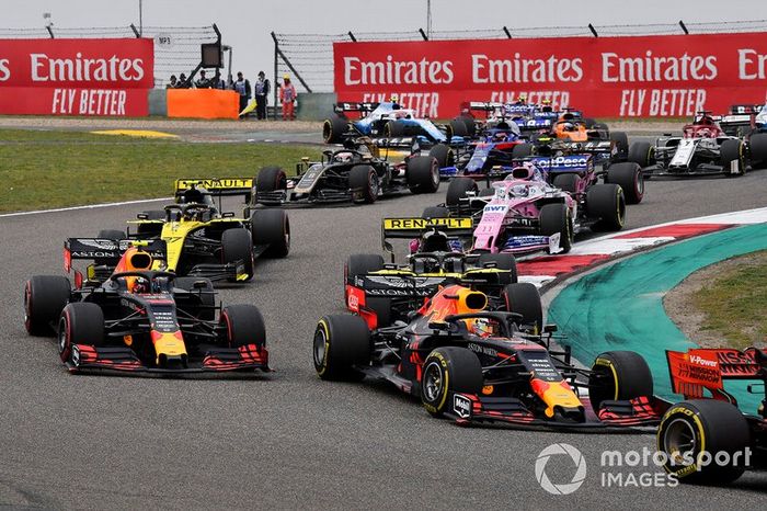 Sebastian Vettel, Ferrari SF90, Max Verstappen, Red Bull Racing RB15, Pierre Gasly, Red Bull Racing RB15, Daniel Ricciardo, Renault F1 Team R.S.19, Nico Hulkenberg, Renault F1 Team R.S. 19, Sergio Perez, Racing Point RP19, y el resto de la parrilla al inicio