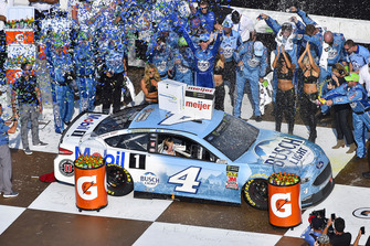 Race winner Kevin Harvick, Stewart-Haas Racing, Ford Fusion Busch Beer