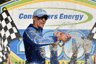 Kevin Harvick, Stewart-Haas Racing, Ford Fusion Busch Light / Mobil 1