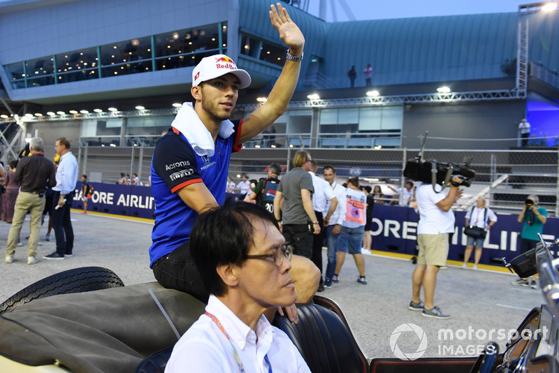Pierre Gasly, Scuderia Toro Rosso, mengikuti parade pembalap
