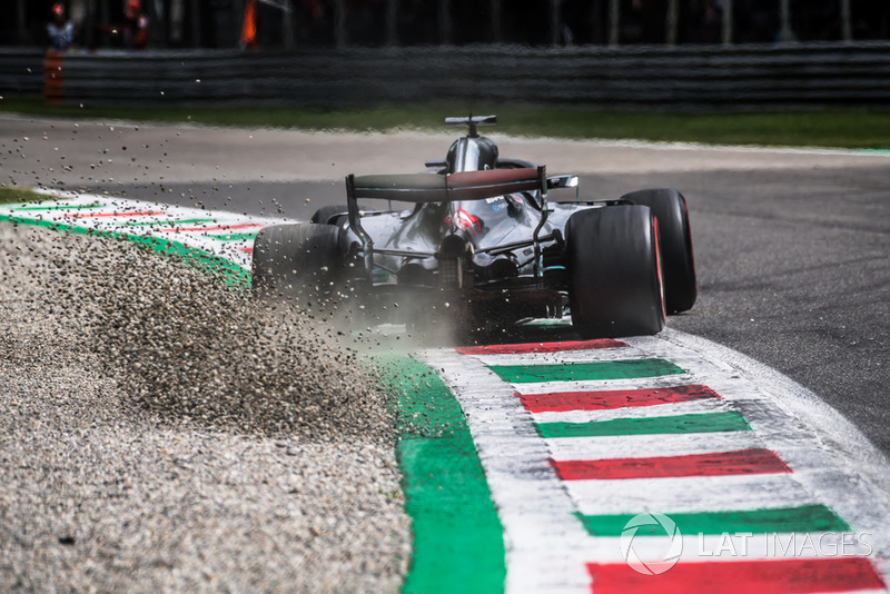 1. Lewis Hamilton, Mercedes AMG F1 W09 kicks up the gravel