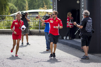 Sebastian Vettel, Ferrari e Britta Roeske, corrono nel Paddock