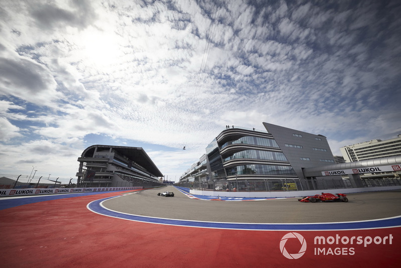 Lewis Hamilton, Mercedes AMG F1 W09, devant Sebastian Vettel, Ferrari SF71H