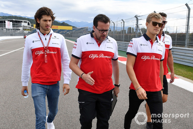 Marcus Ericsson, Sauber and Antonio Giovinazzi, Sauber walk the track