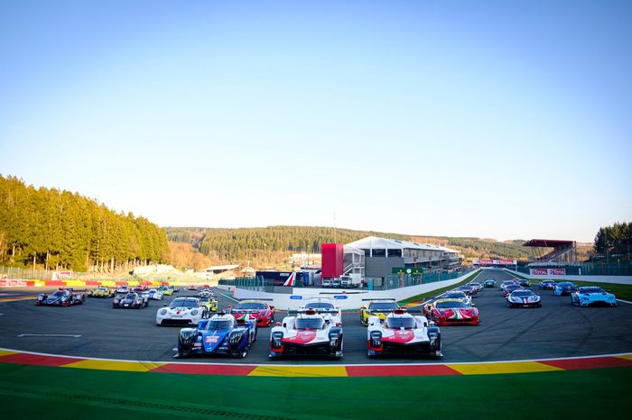 Foto de grupo de los coches del WEC 2021 en Spa
