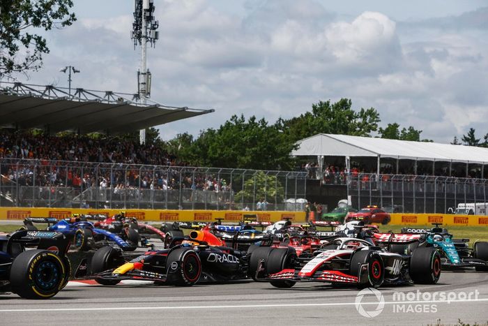 Sergio Pérez, Red Bull Racing RB19, Kevin Magnussen, Haas VF-23, Carlos Sainz, Ferrari SF-23, Lance Stroll, Aston Martin AMR23, el resto de la parrilla en la salida.