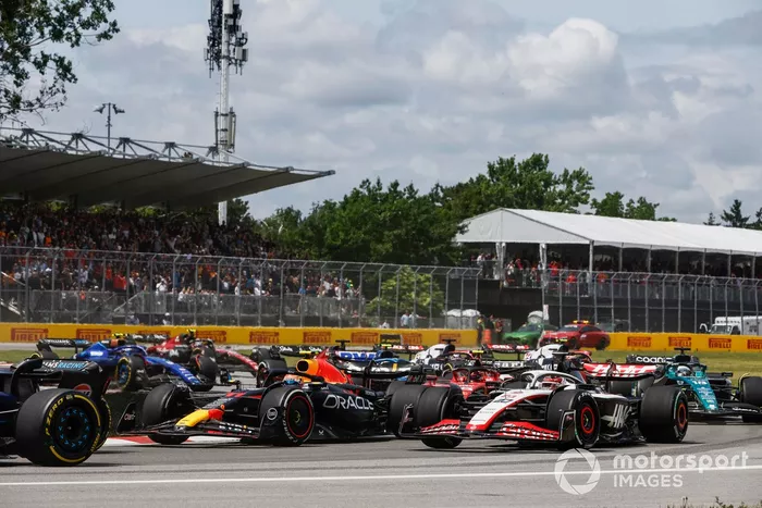 Sergio Pérez, Red Bull Racing RB19, Kevin Magnussen, Haas VF-23, Carlos Sainz, Ferrari SF-23, Lance Stroll, Aston Martin AMR23, el resto de la parrilla en la salida.