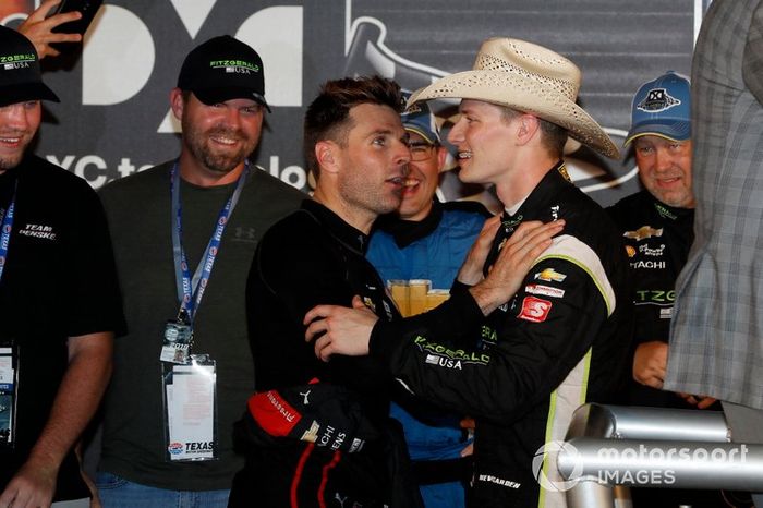Ganador Josef Newgarden, Team Penske Chevrolet celebra en victory lane con Will Power, Team Penske Chevrolet