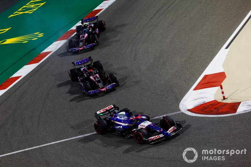Daniel Ricciardo, RB F1 Team VCARB 01 davanti a Esteban Ocon, Alpine A524 e Pierre Gasly, Alpine A524 