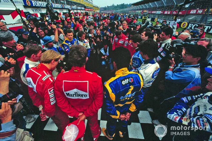 Los pilotos se paran en la parrilla, en memoria de un año después de las muertes de Ayrton Senna y Roland Ratzenberger