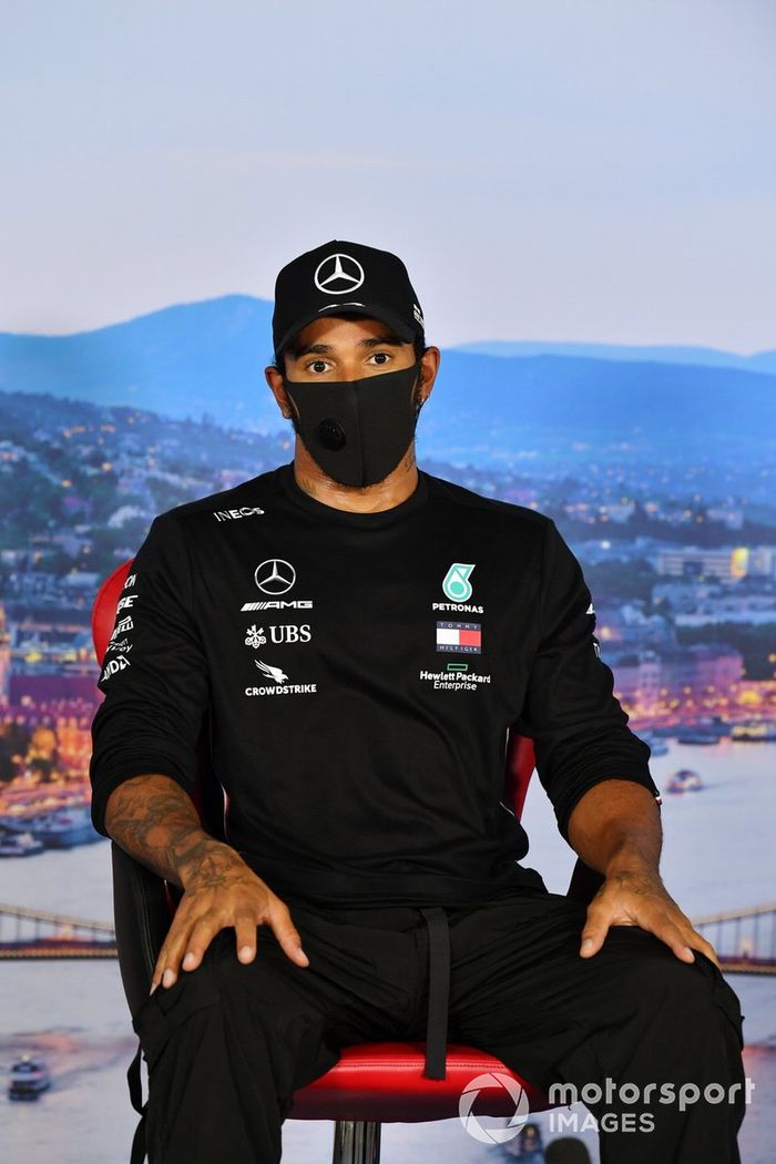 Lewis Hamilton, Mercedes-AMG Petronas F1 en la conferencia de prensa de calificación