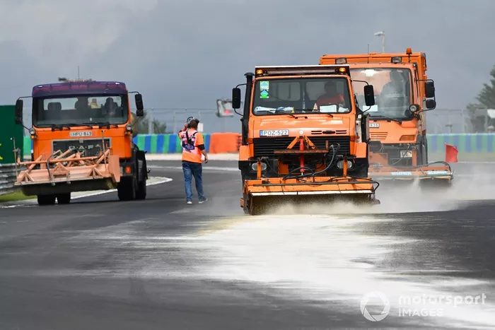 Camiones limpian la pista del Hungaroring