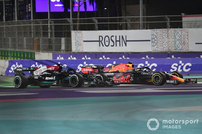 Max Verstappen, Red Bull Racing RB16B, lucha con Lewis Hamilton, Mercedes W12
