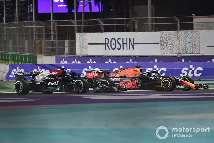 Max Verstappen, Red Bull Racing RB16B, lucha con Lewis Hamilton, Mercedes W12