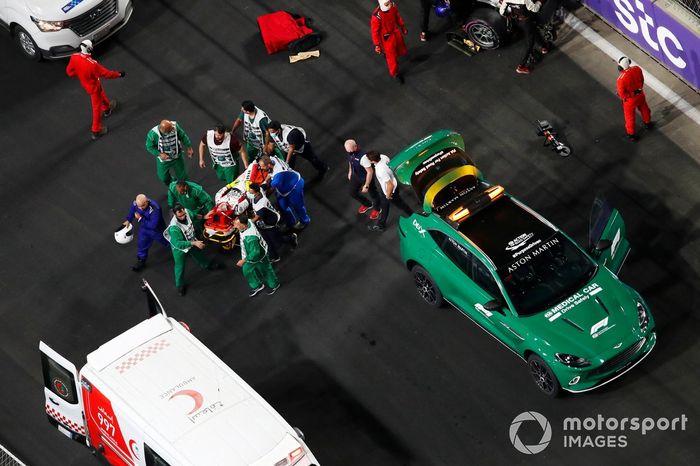 El personal médico traslada en camilla a Enzo Fittipaldi, Charouz Racing System, a una ambulancia que le espera