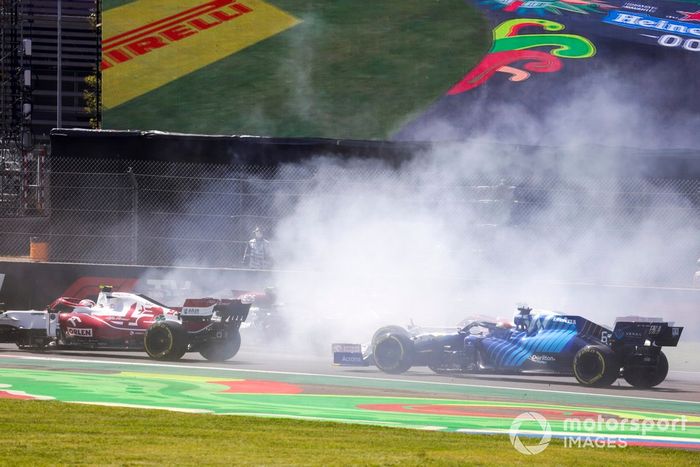 Valtteri Bottas, Mercedes W12, hace un trompo al pasar Antonio Giovinazzi, Alfa Romeo Racing C41, y George Russell, Williams FW43B