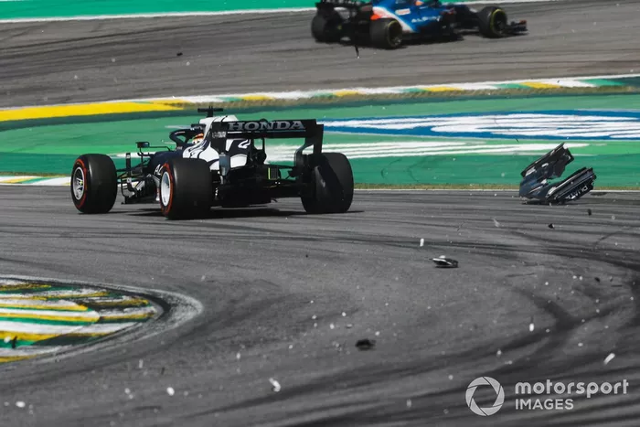 Las moscas de carbono de Yuki Tsunoda, AlphaTauri AT02, tras el contacto con Lance Stroll, Aston Martin AMR21