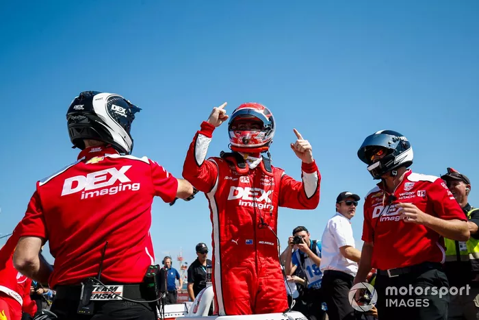 El piloto Scott McLaughlin, del Team Penske Chevrolet, celebra su pole position