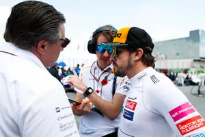 Zak Brown, directeur exécutif du McLaren Technology Group, avec Fernando Alonso, McLaren