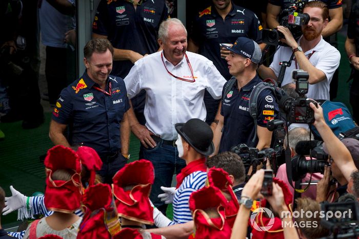 Max Verstappen, Red Bull Racing celebra su cumpleaños con Christian Horner, Red Bull Racing Team Principal y Dr Helmut Marko, Red Bull Motorsport 
