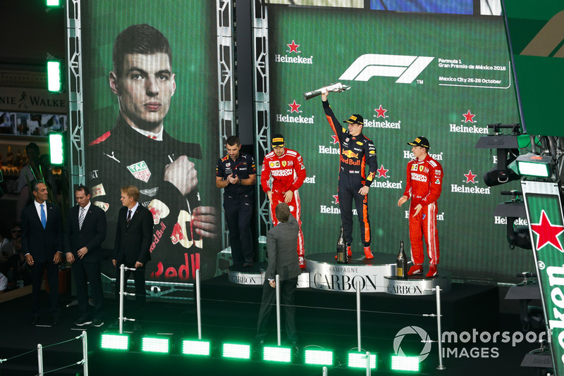 Podio: segundo lugar Sebastian Vettel, Ferrari, ganador de la carrera Max Verstappen, Red Bull Racing, y tercer lugar Kimi Raikkonen, Ferrari