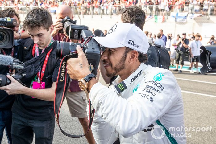 Lewis Hamilton, Mercedes AMG F1 con una cámara