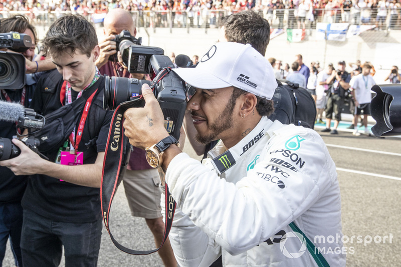 Lewis Hamilton, Mercedes AMG F1 con una cámara