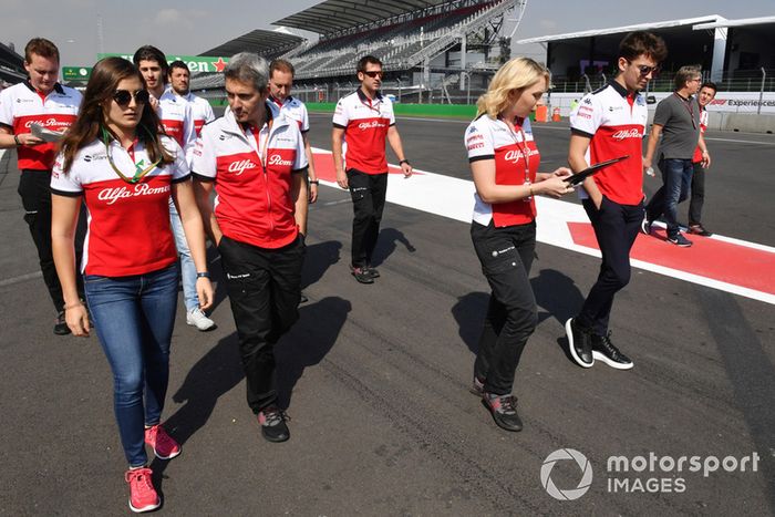 Tatiana Calderón, Sauber Test Driver y Charles Leclerc, Sauber caminan por la pista
