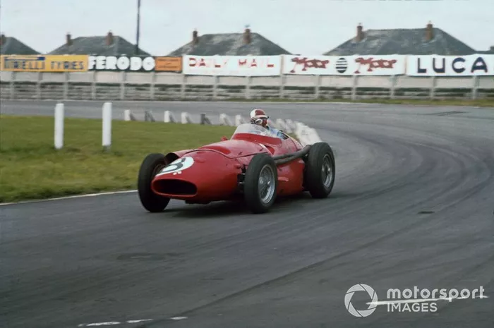 GP de Argentina 1957 - Aunque la foto es de otra carrera de ese año, el argentino Carlos Menditeguy, con Maserati 250F, logró en su país su primer y único podio en Fórmula 1. Fue tercero tras otros dos Maserati y solo disputaría 10 grandes premios en F1.
