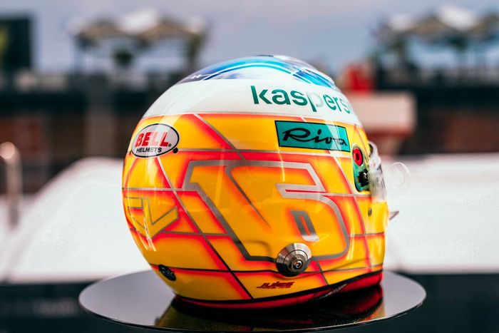 Casco con diseño especial de Charles Leclerc, Ferrari para el GP de Francia
