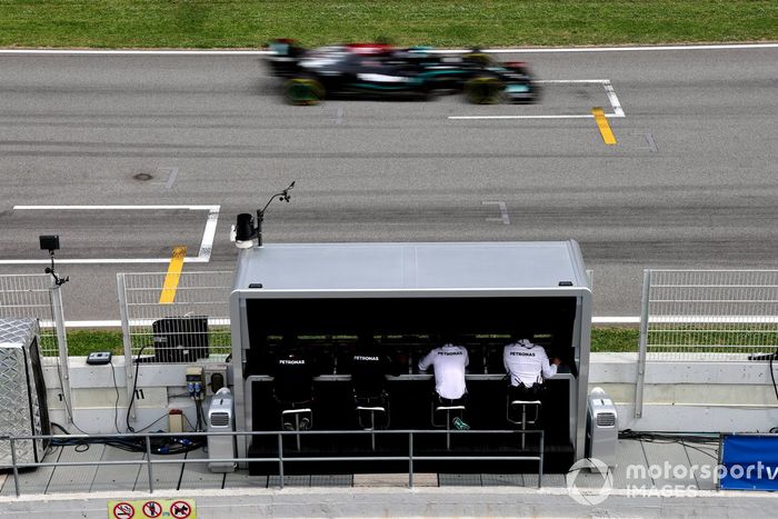 Lewis Hamilton, Mercedes W12, pasa por delante de su equipo Mercedes en el pit wall