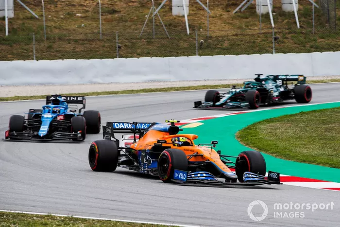 Lando Norris, McLaren MCL35M, Fernando Alonso, Alpine A521, Lance Stroll, Aston Martin AMR21