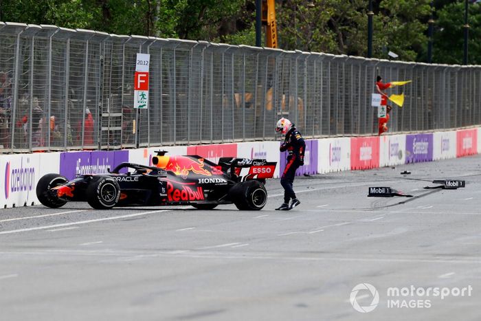 Max Verstappen, Red Bull Racing RB16B, da una patada a su coche tras estrellarse