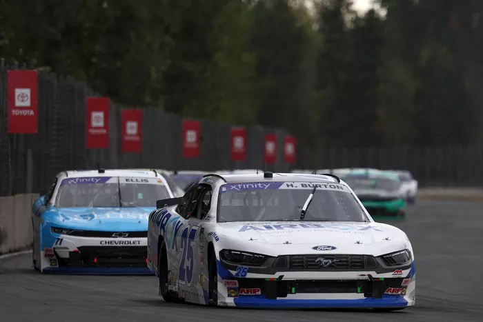 Harrison Burton, AM Racing Ford, Ryan Ellis, DGM Racing Chevrolet