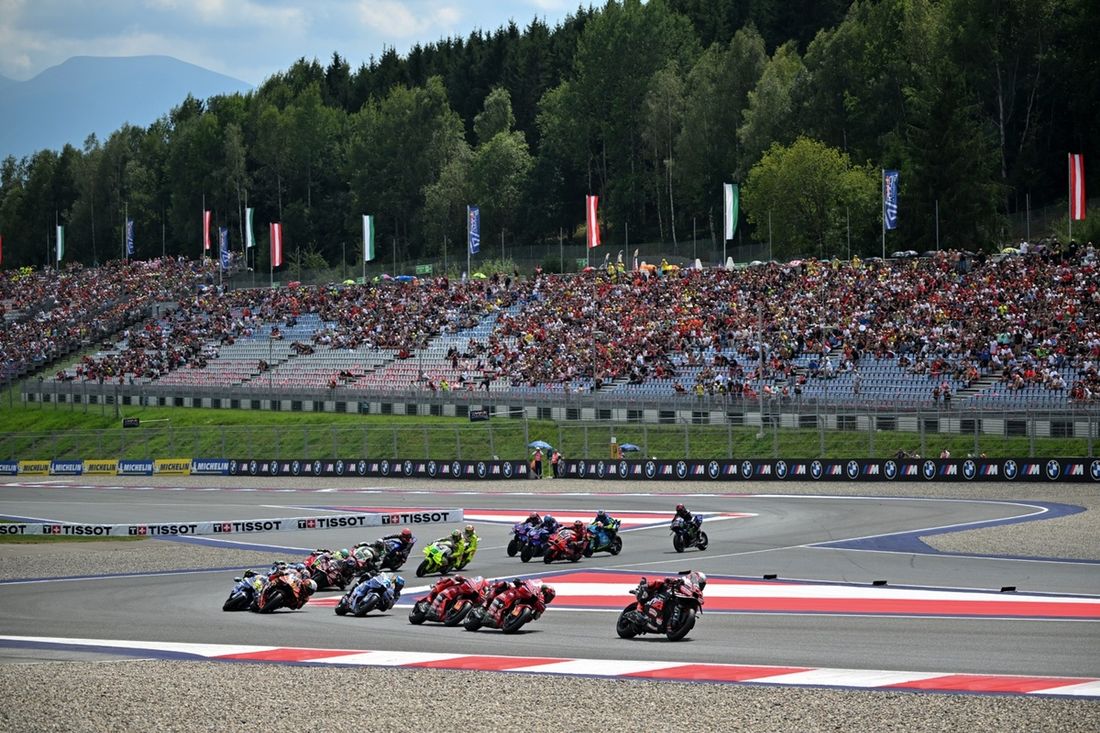 Zawodnicy startują w Grand Prix Austrii MotoGP na torze wyścigowym Red Bull Ring w Spielbergu, Austria, 17 sierpnia 2025 r. (Zdjęcie: Jure Makovec / AFP) (Zdjęcie: JURE MAKOVEC/AFP via Getty Images)       